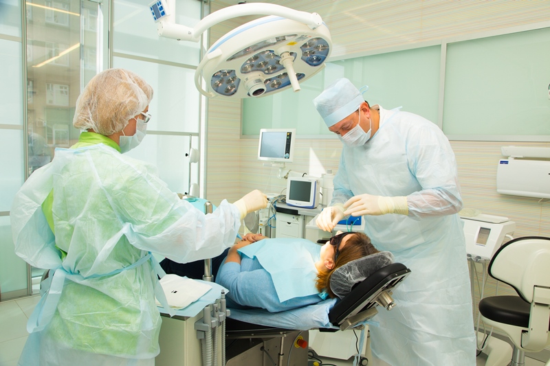 Что лечит врач стоматолог-хирург?